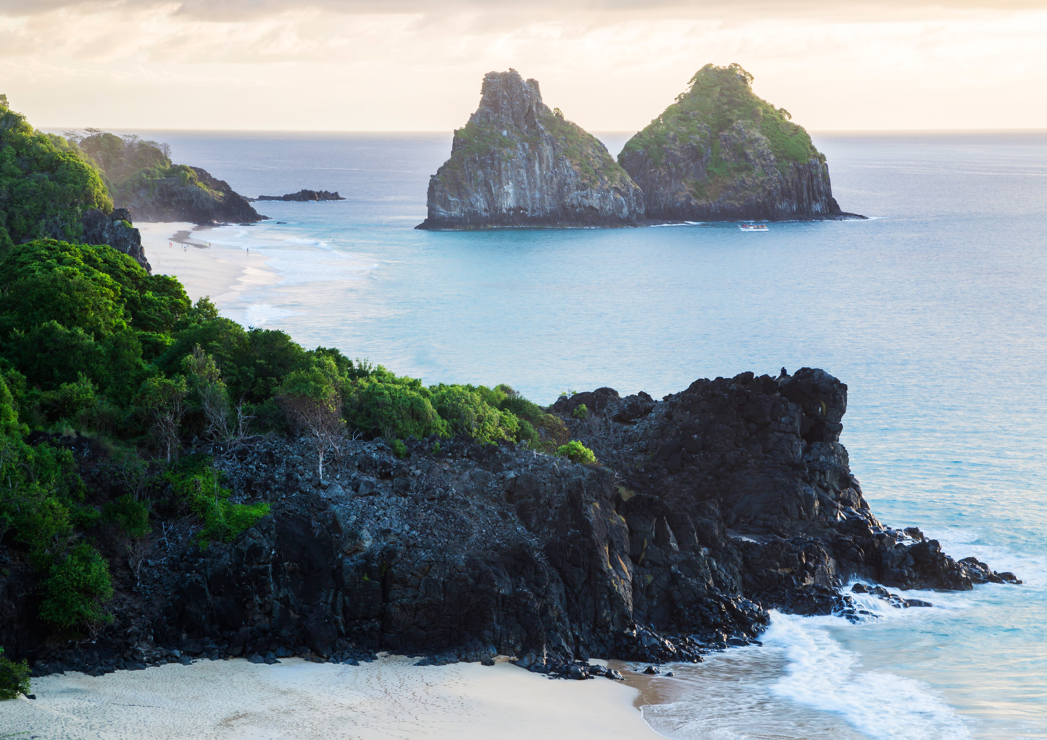 Praia do Boldró, um dos cartões-postais do arquipélago de Fernando de Noronha. Crédito: Bruno Lima/MTur.