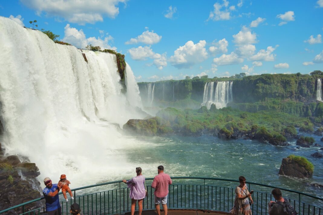 Vista das Cataratas do Iguaçu, um dos destinos naturais mais visitados do país. - Crédito: Divulgação Urbia+Cataratas