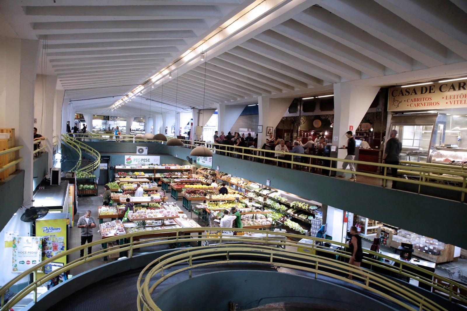 Mercado Municipal de Pinheiros reúne restaurantes, empórios e boxes especializados em ingredientes brasileiros. Crédito: José Cordeiro/SPTuris