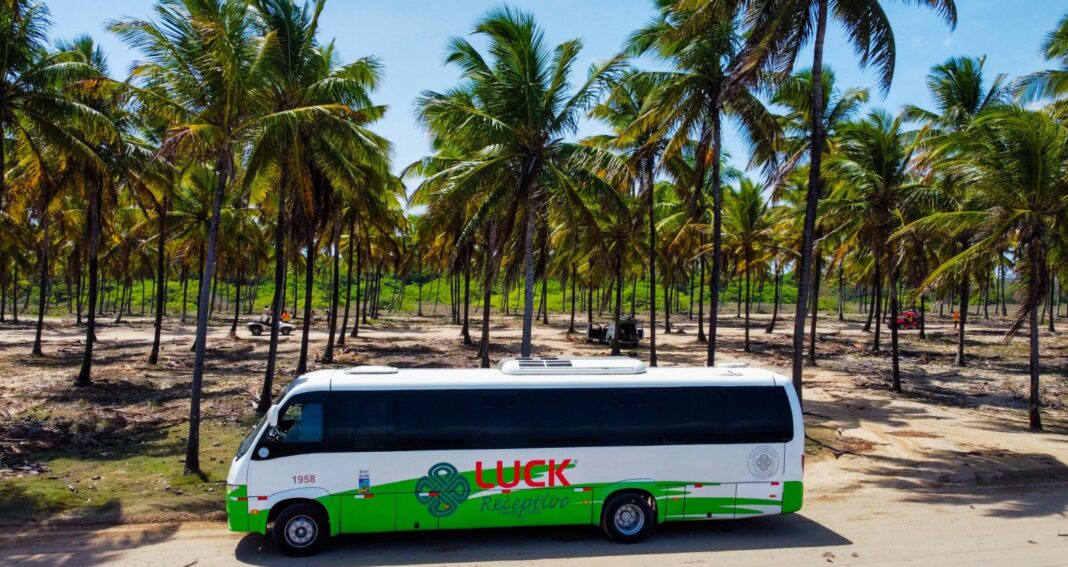 Ônibus da Luck em Porto de Galinhas : Crédito: Divulgação Luck Receptivo