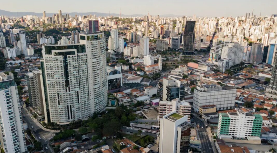 Vista aérea de Pinheiros, bairro que concentra opções de gastronomia, cultura, compras e vida noturna. Crédito: Walley Waetge/SPTuris