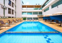 Onde ficar em Serra Negra? Hotel reúne localização estratégica e lazer completo Piscina ao ar livre integra a estrutura de lazer do Serra Negra Palace Hotel, em Serra Negra (SP). Crédito: Divulgação.