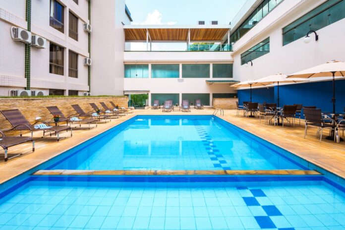 Piscina ao ar livre integra a estrutura de lazer do Serra Negra Palace Hotel, em Serra Negra (SP). Crédito: Divulgação. Piscina ao ar livre integra a estrutura de lazer do Serra Negra Palace Hotel, em Serra Negra (SP). Crédito: Divulgação.
