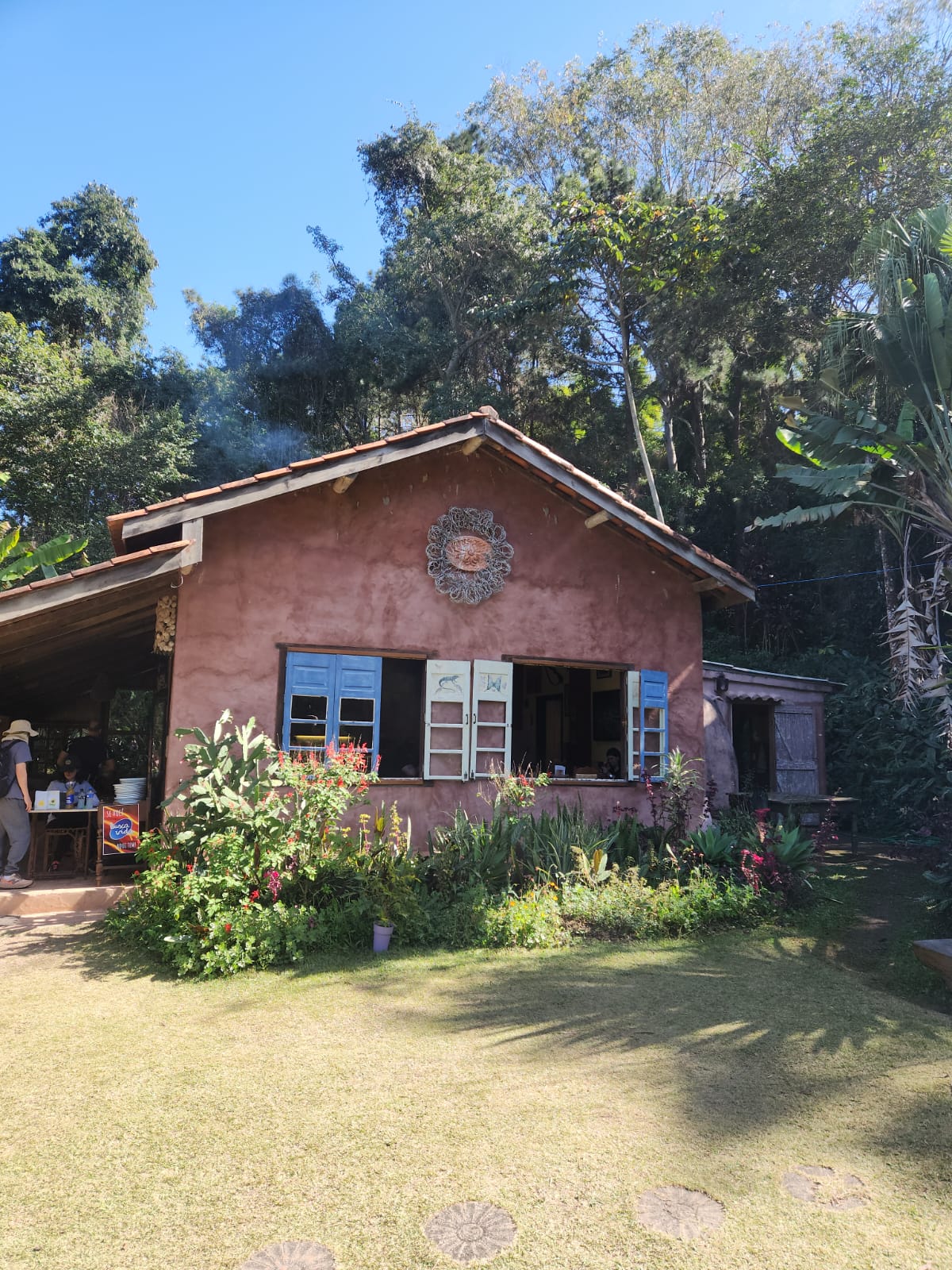 A sede da Fazenda Serrinha recebe visitantes, artistas e participantes das atividades culturais promovidas durante o festival. - Crédito: Reinaldo Canto