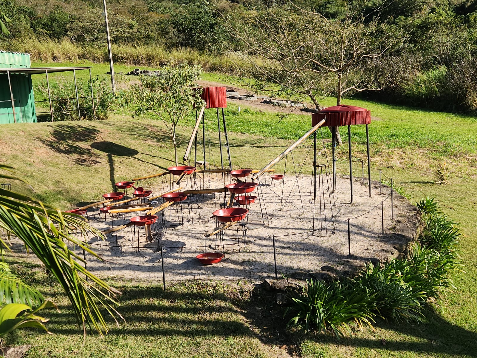 Instalações artísticas ao ar livre integram o Parque Natural Arte Serrinha, onde esculturas dialogam com a paisagem da Mata Atlântica. Crédito: Reinaldo Canto