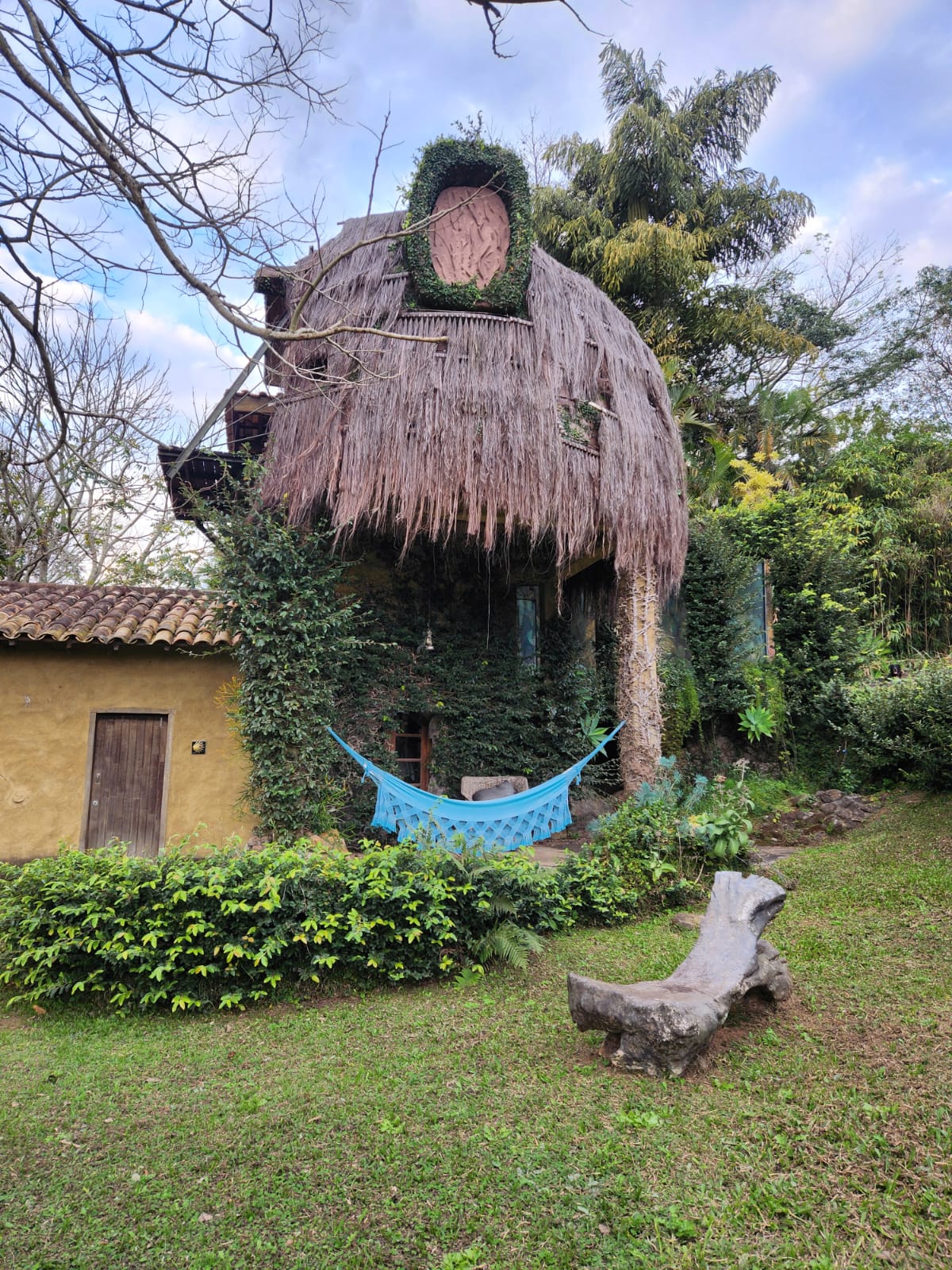 Construções sustentáveis e vegetação preservada reforçam a proposta de convivência entre arte, arquitetura e meio ambiente na Fazenda Serrinha. - Crédito: Reinaldo Canto