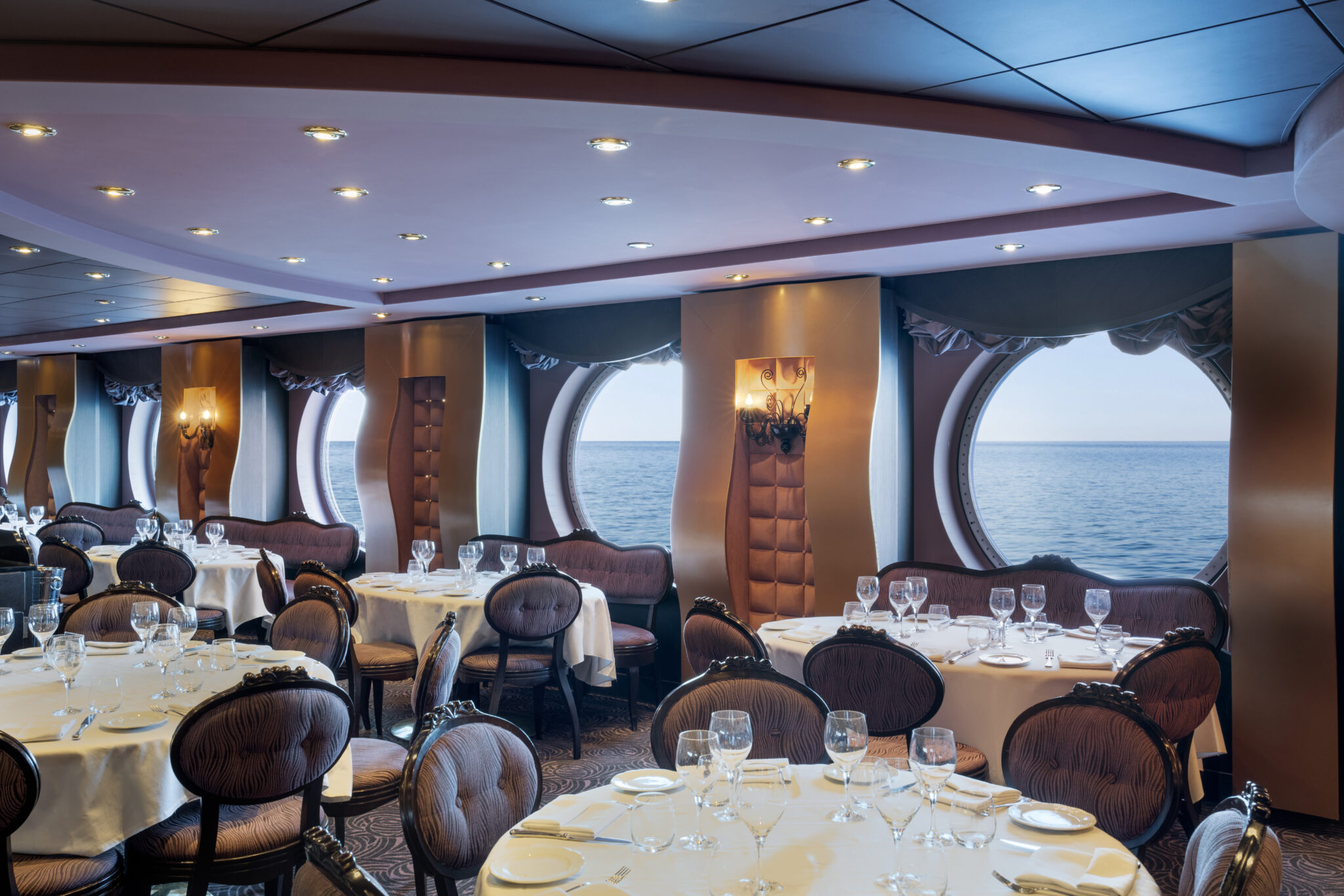 MSC Divina, The Black Crub - Crédito: divulgação